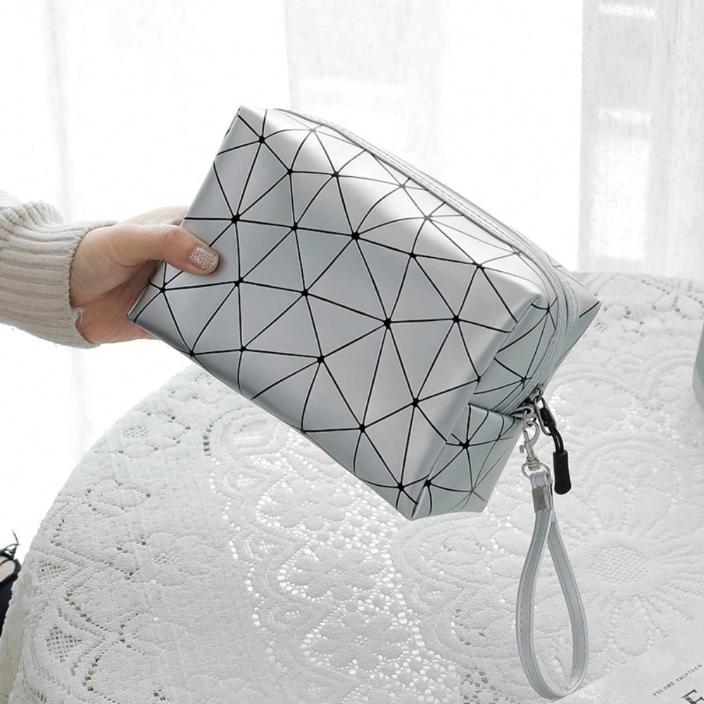 Geometric Luminous Makeup Bag  - مراجعة Tech Accessories Travel Case وسعره